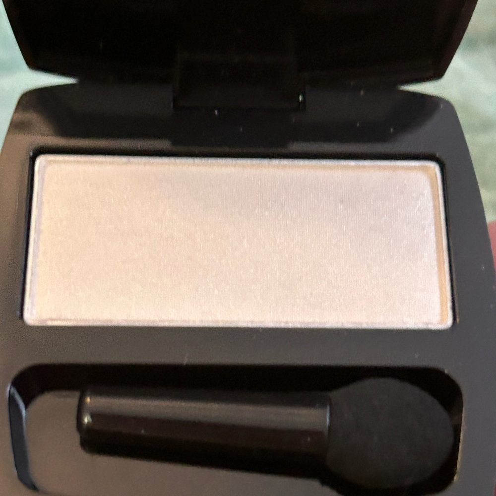 Avon True Color Eyeshadow Single. Champagne.